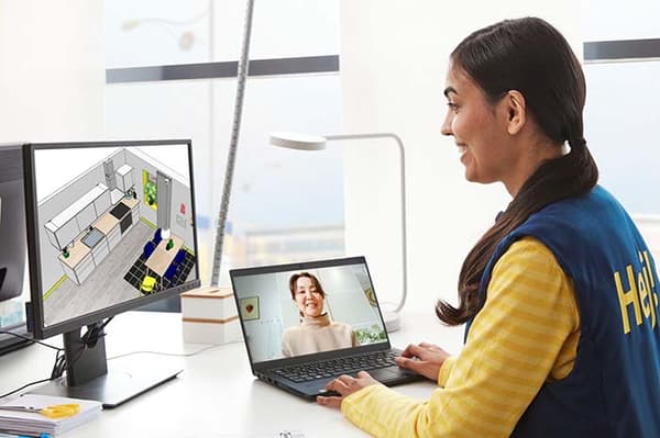 Zaposlena v podjetju IKEA svetuje stranki prek videoklica.