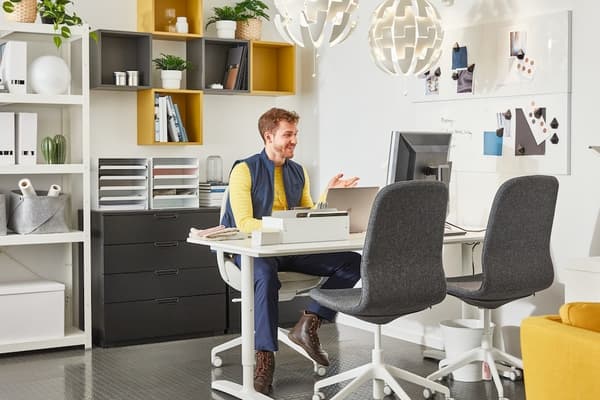 Zaposleni v podjetju IKEA ima spletni sestanek o tem, kakšno notranje oblikovanje priporoča za stranko.