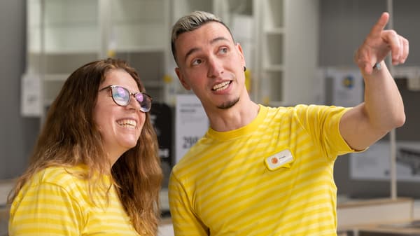 Zaposlitev v podjetju IKEA: dva zaposlena se pogovarjata.