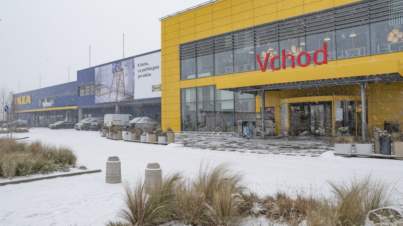 zasněžený vstup do obchodního domu