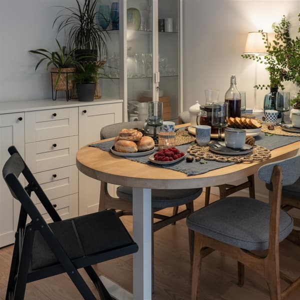 Zastawiony stół jadalni z czarnym krzesłem składanym TERJE.