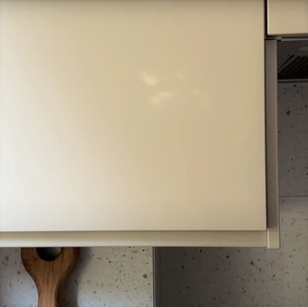 Zbliżenie na róg szafek METOD z beżowymi frontami HAVSTORP.