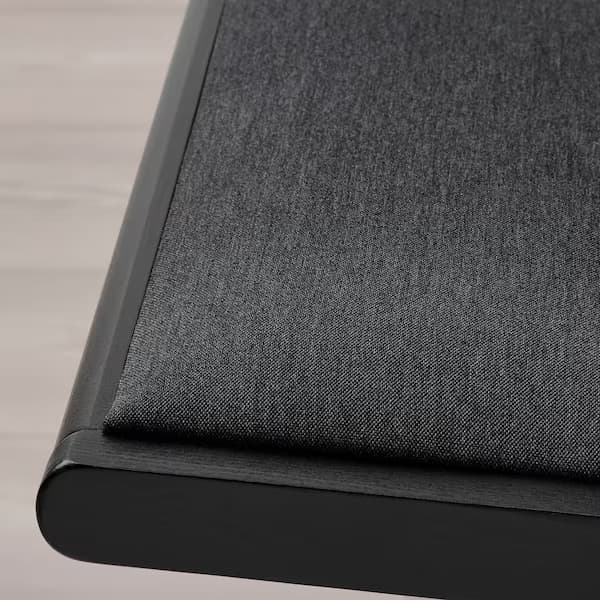 Zbliżenie na siedzisko krzesła składanego TERJE.