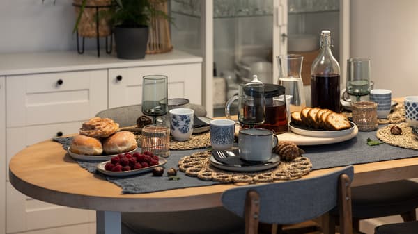 Zbliżenie na zastawę stołową na stole.