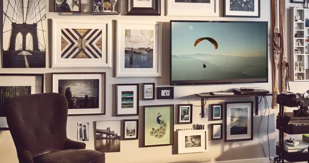 zdjęcia i obrazy w ramkach na ścianie w salonie