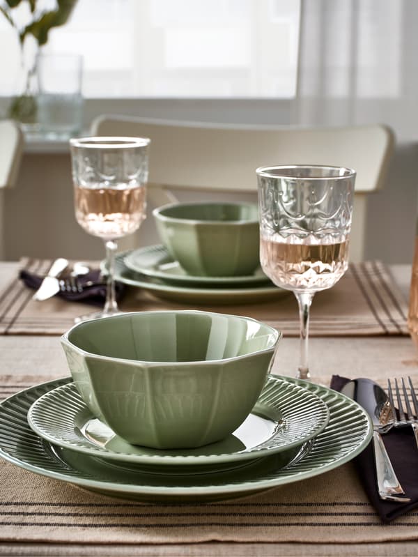 Zelené taniere a miska STRIMMIG na prestieraní VÅRARV.