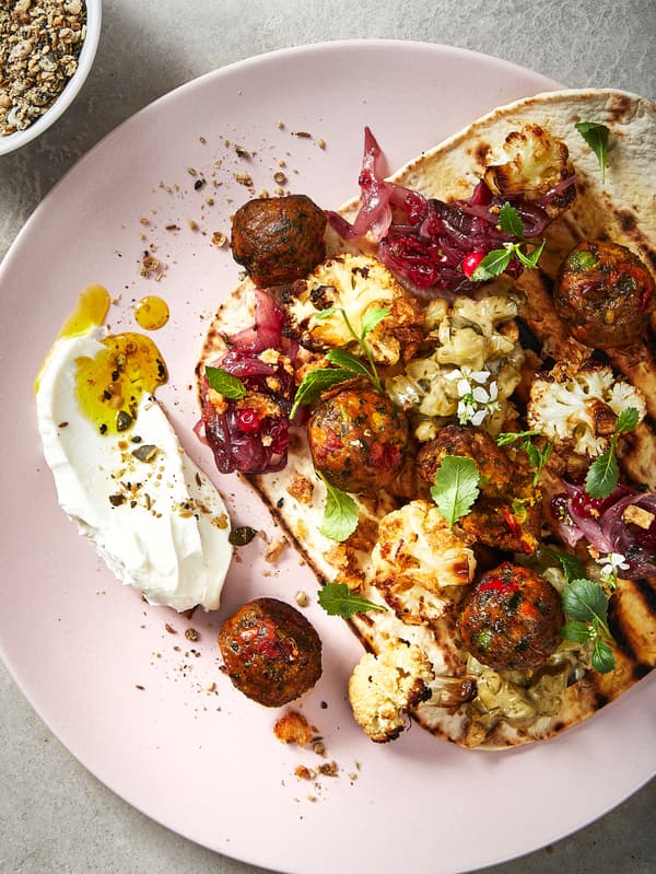 Zeleninové guľôčky HUVUDROLL s prílohou na ružovom tanieri.