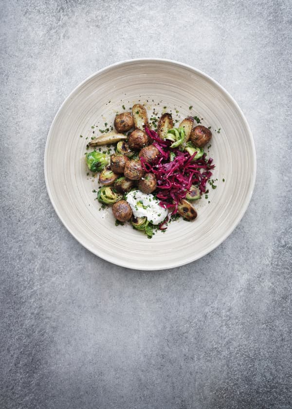 Zeleninové guľôčky s ružičkovým kelom a nakladanou červenou kapustou.