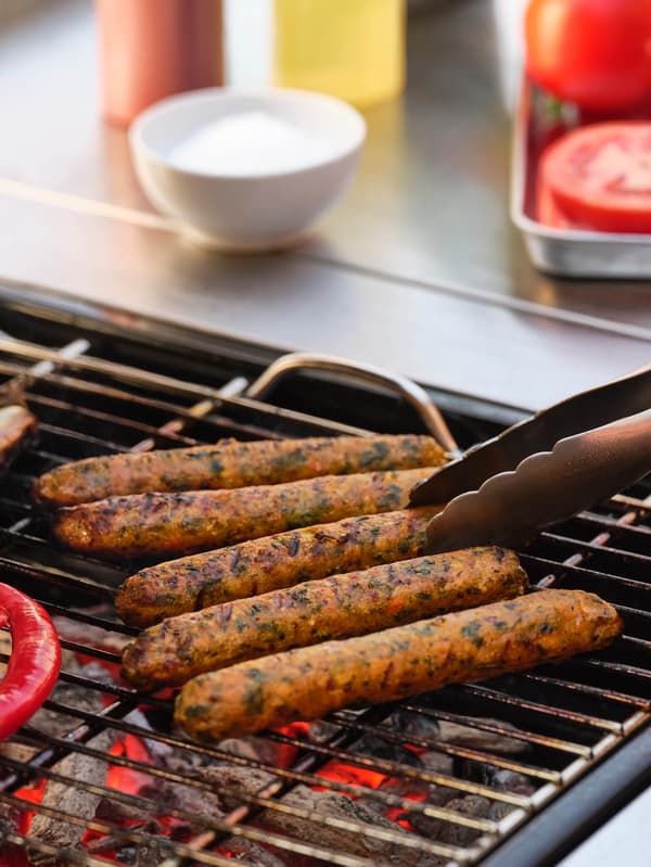 Zeleninové hot dogy KORVMOJ na grilu.