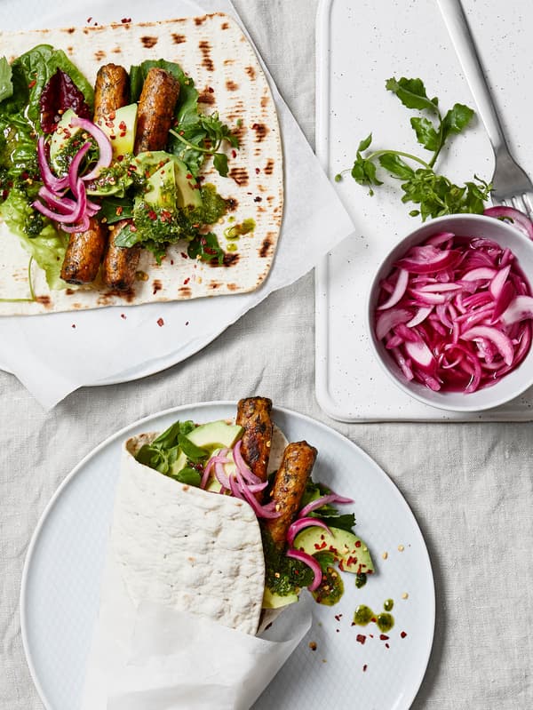 Zeleninové hotdogy KORVMOJ so zeleninou v tenkom chlebe GRÄDDAT na bielom tanieri.