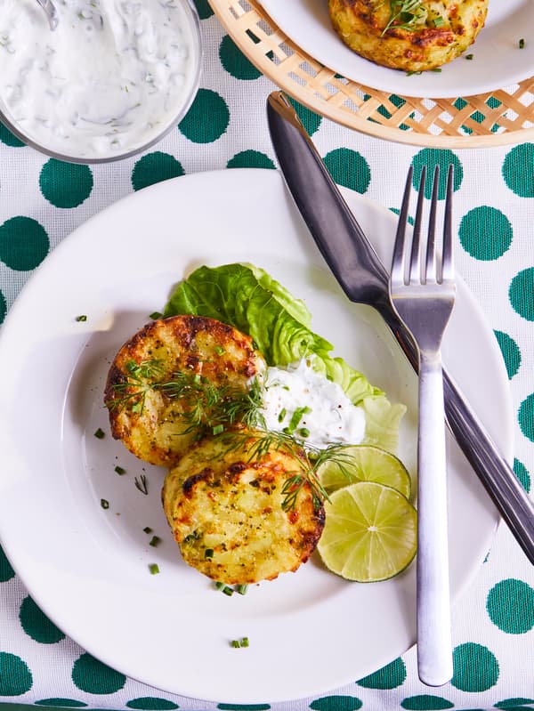 Zeleninové medailóniky GRÖNSAKSKAKA s limetkou a listom šalátu na bielom tanieri.