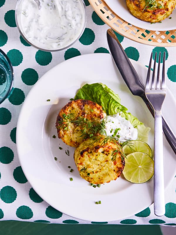 Zeleninové medailóniky GRÖNSAKSKAKA so šalátovým listom a dvoma plátkami limety na bielom tanieri.