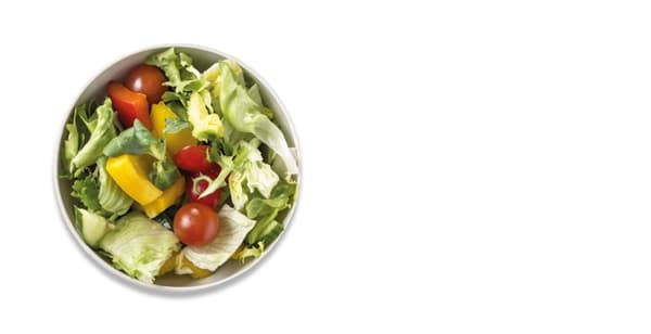 Zeleninový salát v misce.