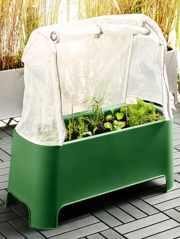 Zelený kvetináč ASPAREN  s krytom na balkóne.