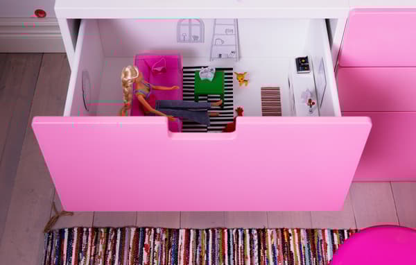 Želiš da IKEA nameštaj bude manji? Neki komadi i jesu! IKEA HUSET lutk. nameštaj ima dnevnu sobu opremljenu minijaturnim verzijama roze sofe, zelenog stočića za kafu, bele biblioteke, crvenog jastučića u obliku srca i prugastog tepiha.