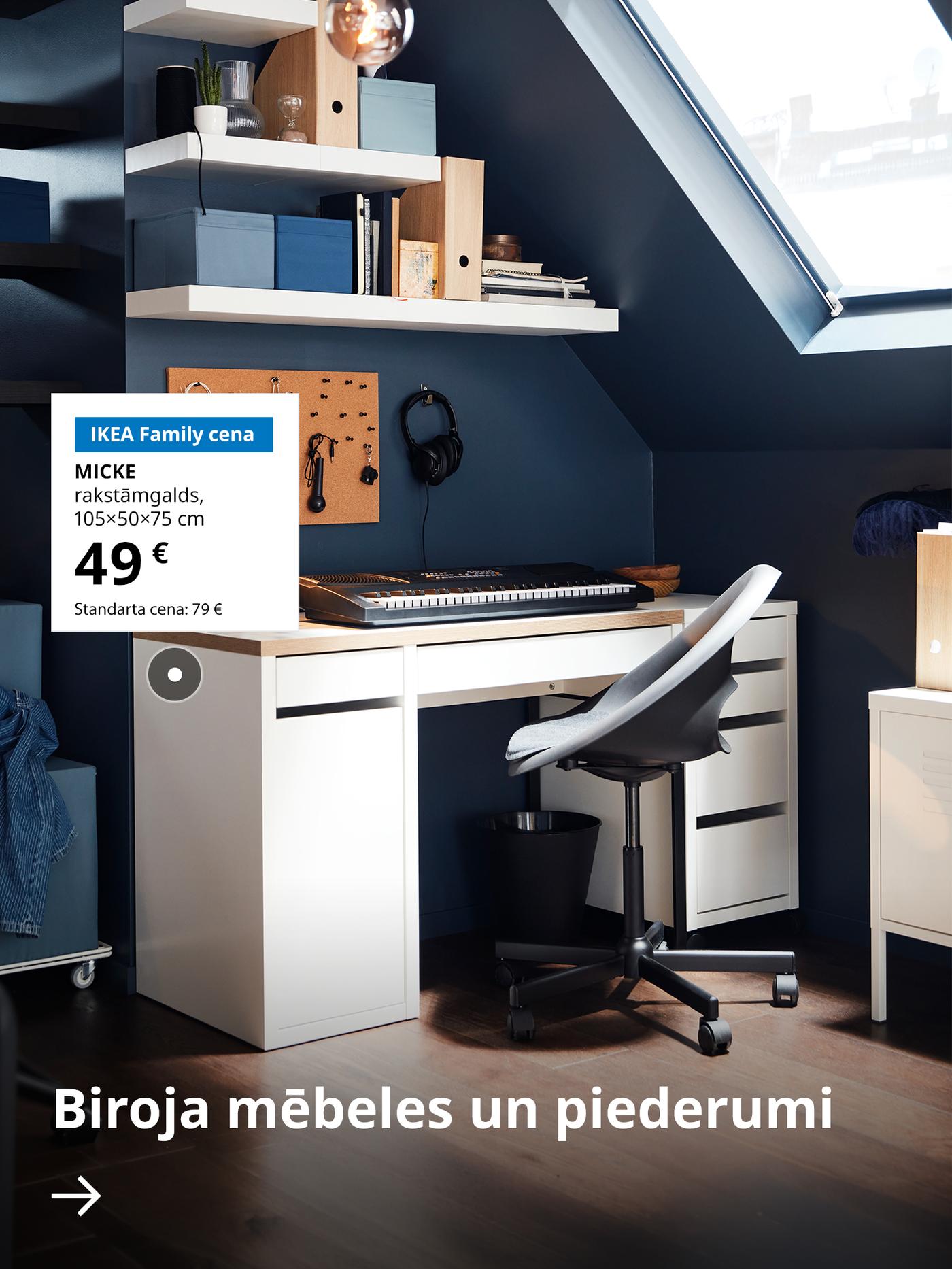 Zem slīpos griestos iebuvēta jumta loga stāv balts MICKE rakstāmgalds. Blakus tam uz balta fona ir norādīta piedāvājuma cena – 49 € (standarta cena: 79 €). Apakšā uzraksts "Mājas birojs" un zem tā – balta bultiņa.