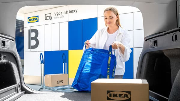 žena nakladá nákup do auta.