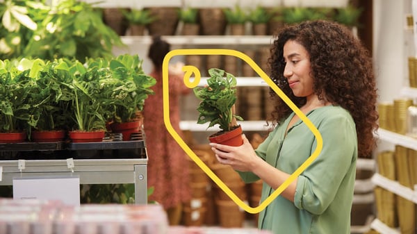 žena nakupující v akci v ikea