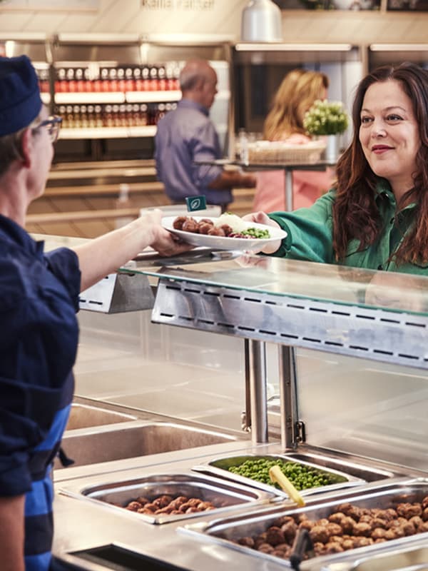 Žena si objednává jídlo v restauraci IKEA