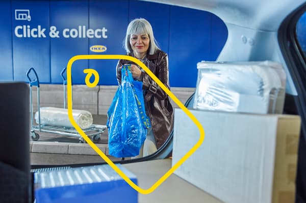 Žena ubacuje u auto proizvode koje je preuzela iz Robne kuće preko opcije Click & Collect 