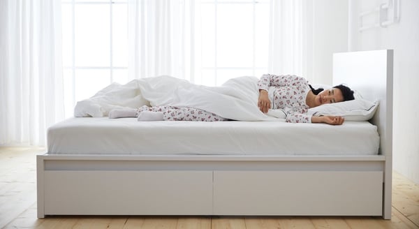 женщины, спящие в постели