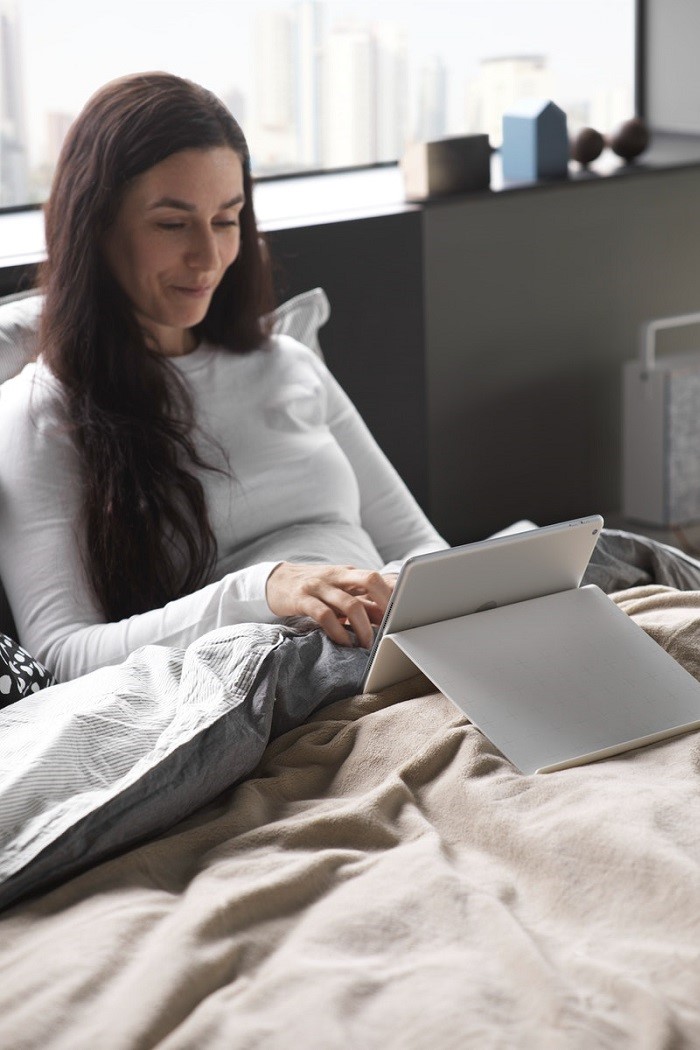 женщины в постели с планшетом