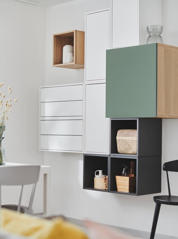 Zidni dio s EKET regalima u kombinaciji s drugim jedinicama za odlaganje, čime se postiže nepravilan, no geometrijski izgled.