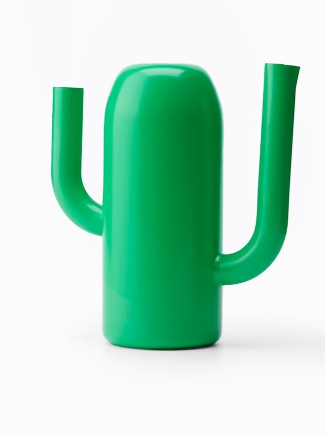 Zielone akcesoria : wazony, doniczki, tekstylia, na zielonym tle.