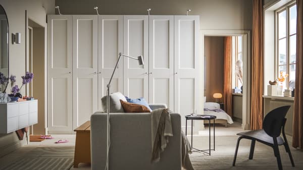 Zimmer mit einem 2er-Sofa in der Raummitte und zwei Kleiderschränken entlang der Wand.