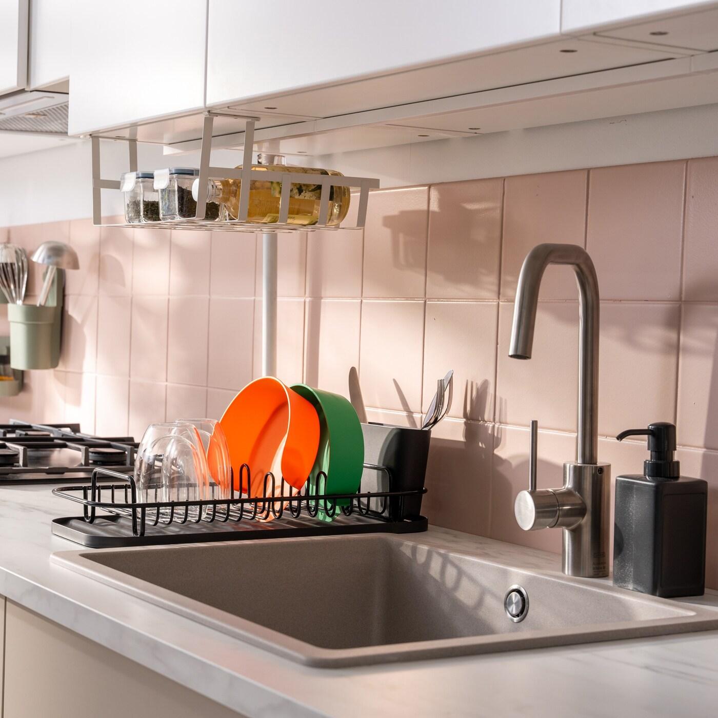 Zlew i bateria kuchenna jasnej kuchni.