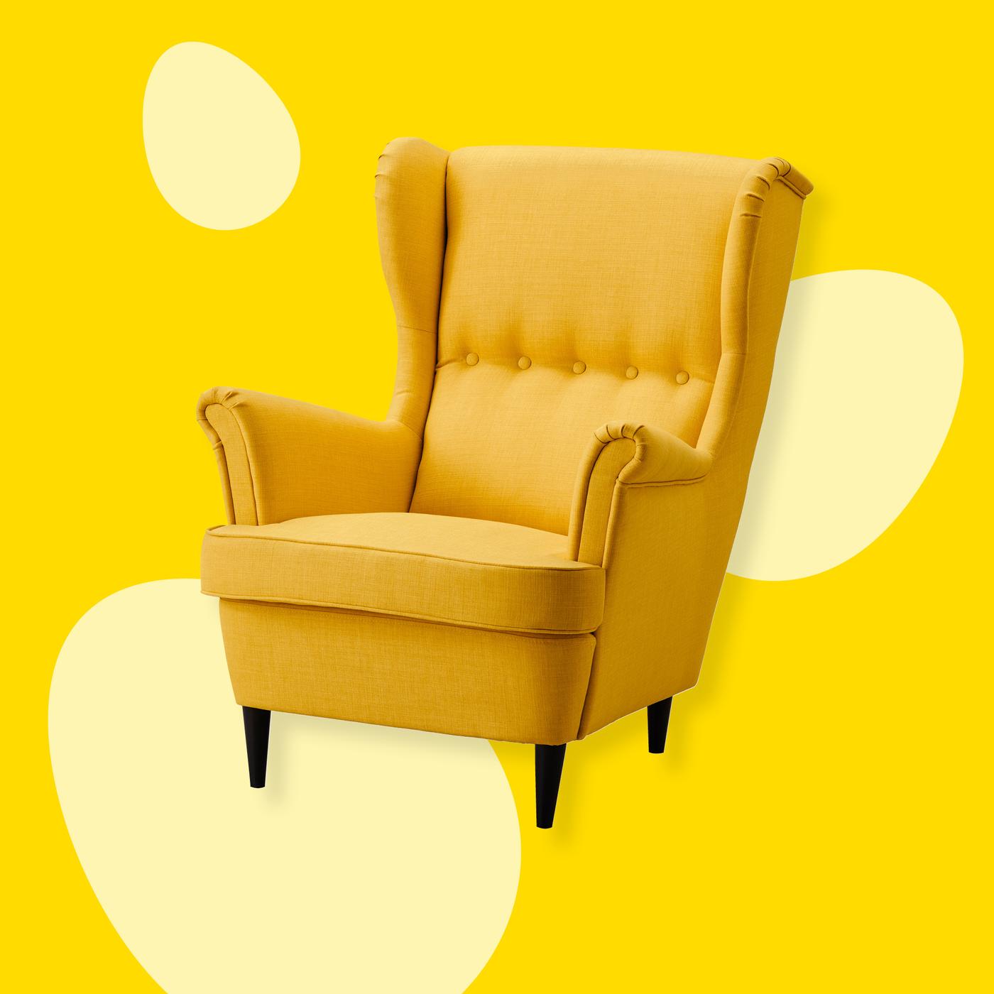 Žluté křeslo STRANDMON na žlutém pozadí s velikonočními vejci.