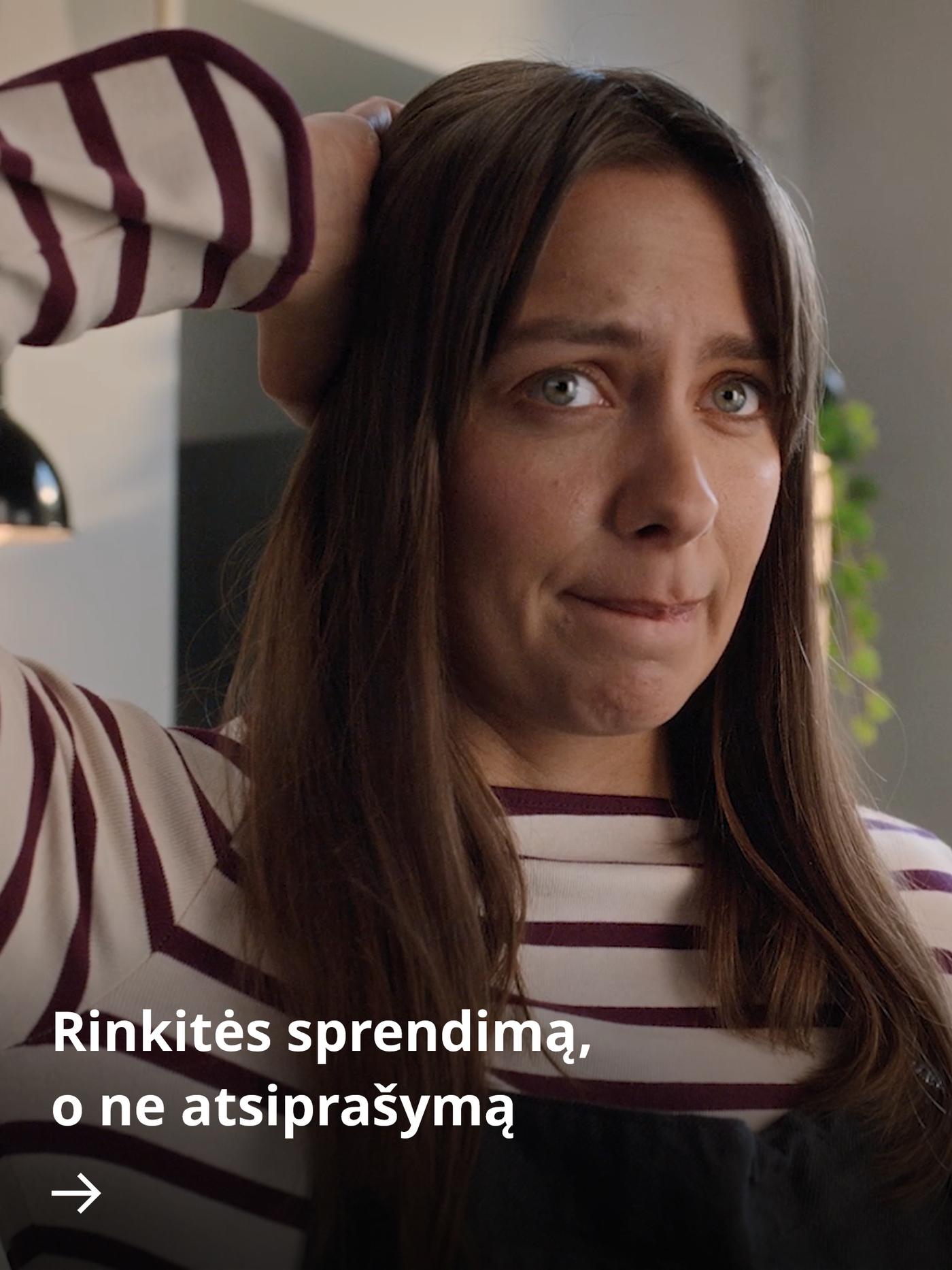 Žmogus žiūri su atsiprašančia veido išraiška, tarsi jaustųsi nejaukiai ar šiek tiek gėdytųsi dėl to, kaip atrodo namai.