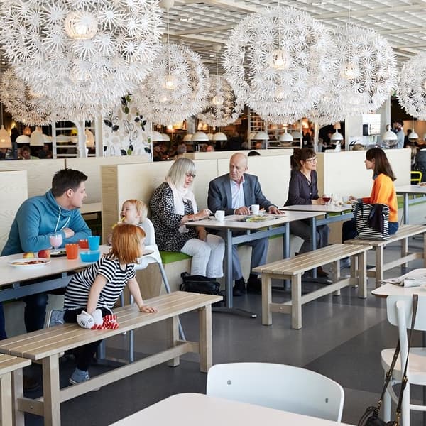 Žmonės, valgantys IKEA restorane