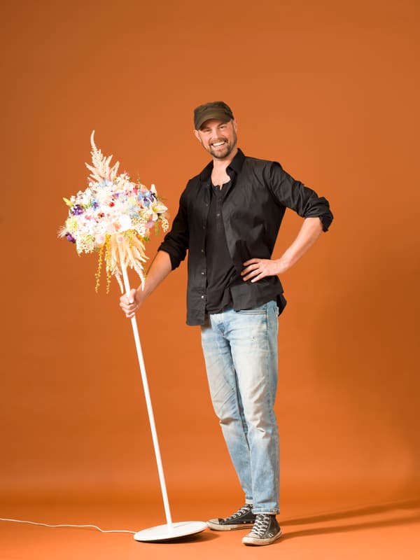 Zo werkt IKEA Amsterdam samen met de Amsterdamse kunstenaar en beeldhouwer Cedric Laquieze (40). Laquieze gaat de staande lamp NYMÅNE beplakken met kunstbloemen.