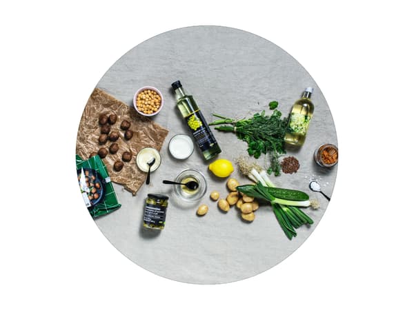 Zöldségek és IKEA élelmiszerek felülről fotózva.