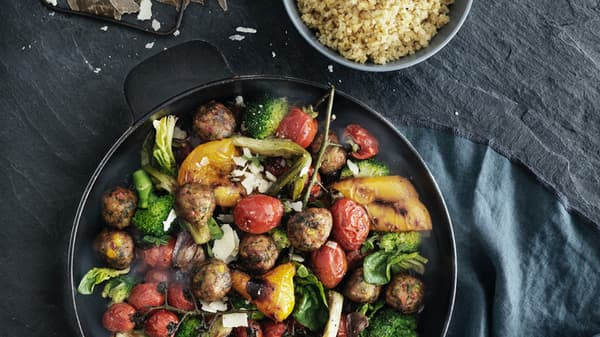 Zöldséges golyók és más zöldségek egy serpenyőben.