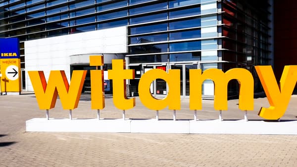 żółty napis "Witamy" na ulicy przed sklepem IKEA
