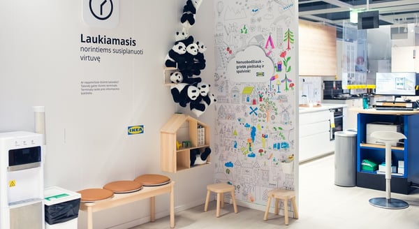 Зона ожидания в отделе кухонной мебели IKEA с детской зоной и возможностью рисовать на стенах
