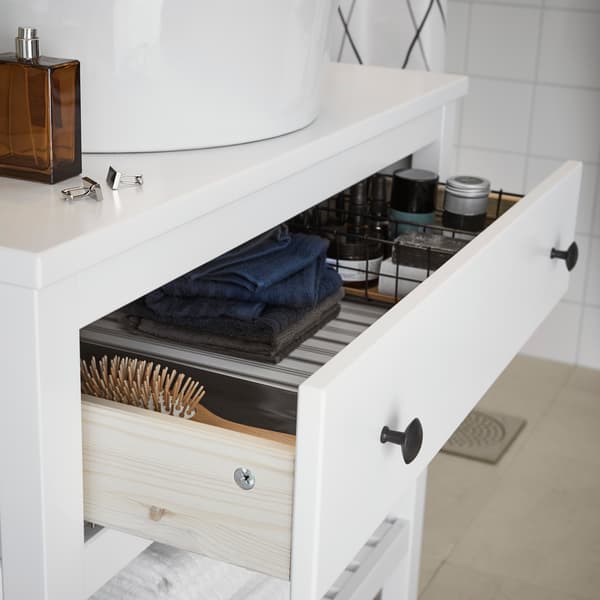 Zorg voor orde met een witte IKEA HEMNES TÖRNVIKEN open wastafelkast. De soepel lopende en zacht sluitende lade is volledig uittrekbaar en op de plank onderin kan je handdoeken kwijt.