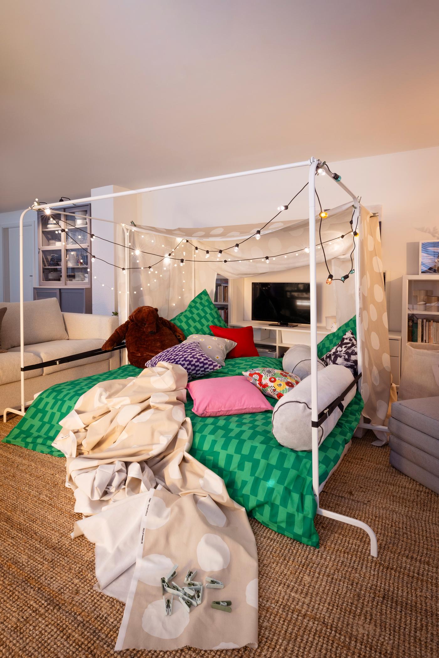 Zu sehen ist die Grundkonstruktion der Kleiderstangen, um ein Zelt zu bauen. 