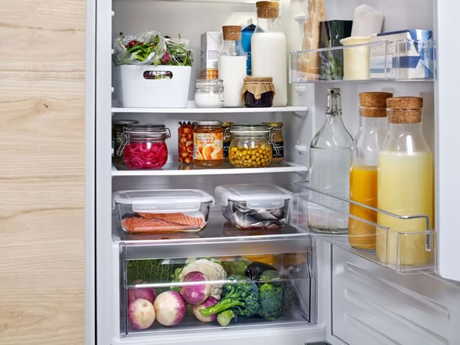 zu sehen ist ein Gefüllter Kühlschrank mit Essen und Getränken