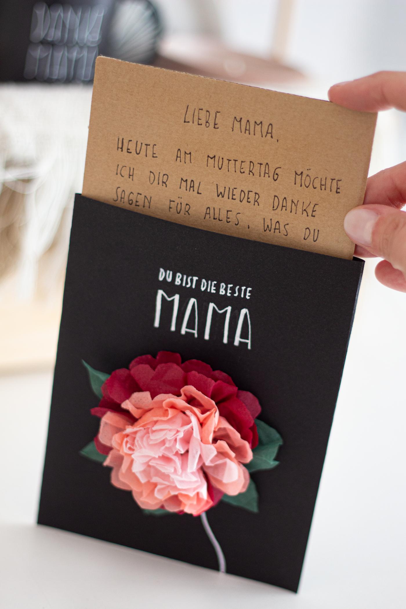 Zu sehen ist eine Karte zum Muttertag mit der Aufschrift "Du bist die beste Mama".