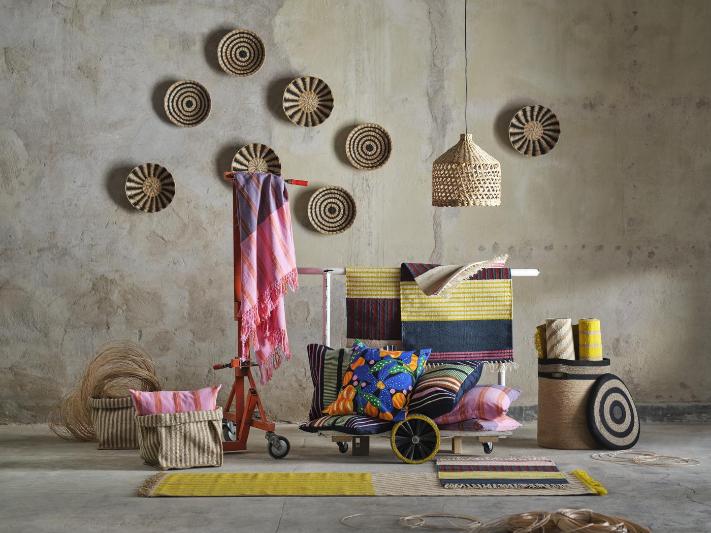 Zu sehen: neue IKEA MÄVINN Kollektion im Überblick. Diverse Produkte, wie Teppiche, Kissenbezüge, Lampenschirme und mehr aus Jute und Bananenfaser handgewoben in bunten Farben