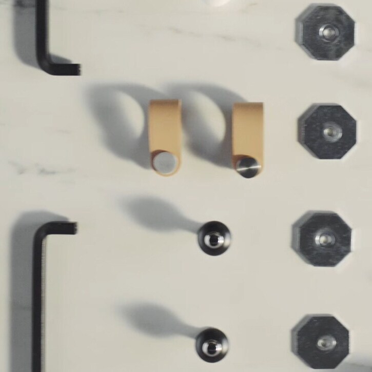 zu sehen sind 2 Imbusschlüssel und Schrankhebeln sowei SChrank Füsse