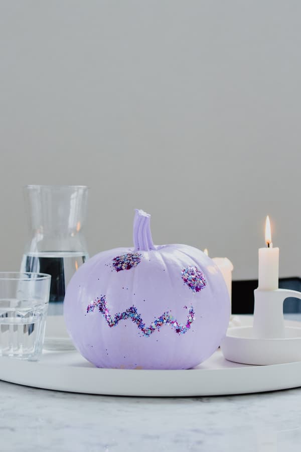 Zucca viola e una candela