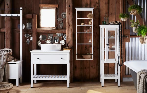 Zur ilunezko hormak dituen bainugela, estilo tradizionaleko HEMNES biltegiratze-modulu zuriekin.