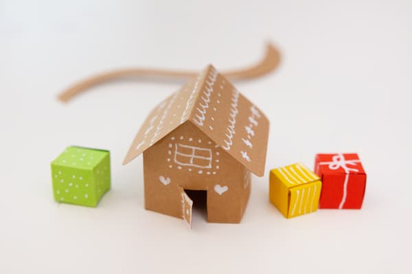 Zusammengebastelte Häuschen & Geschenke