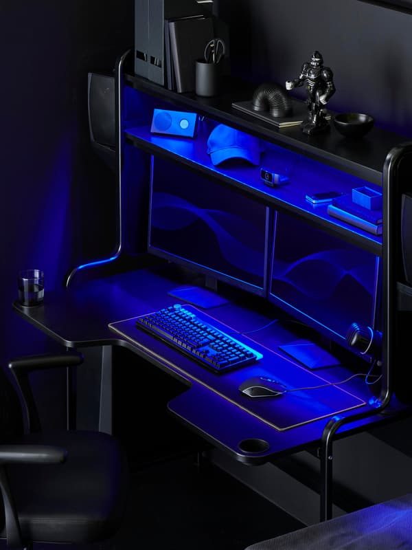 Zwart bureau wat aan de bovenkant wordt verlicht met blauwe kleuren.