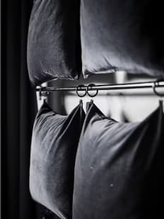 Zwarte kussens die aan de wand zijn bevestigd