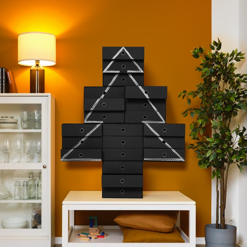 Zwarte miniladekast versiert als witte kerstboom